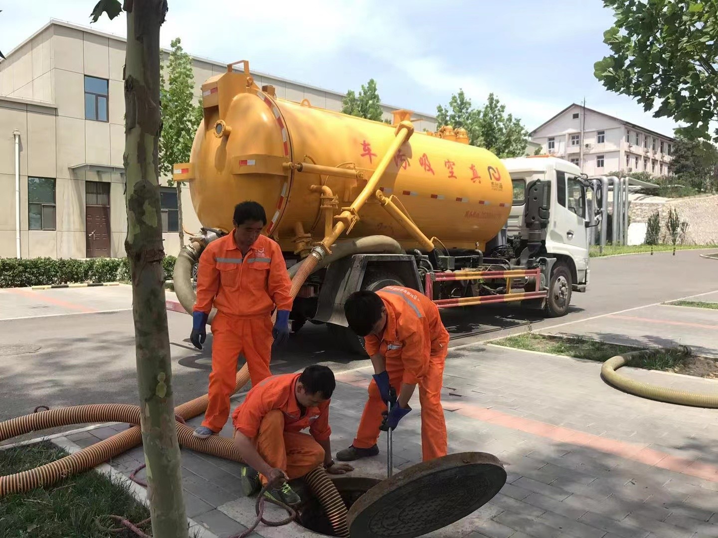 永登管道疏通车停在窨井附近