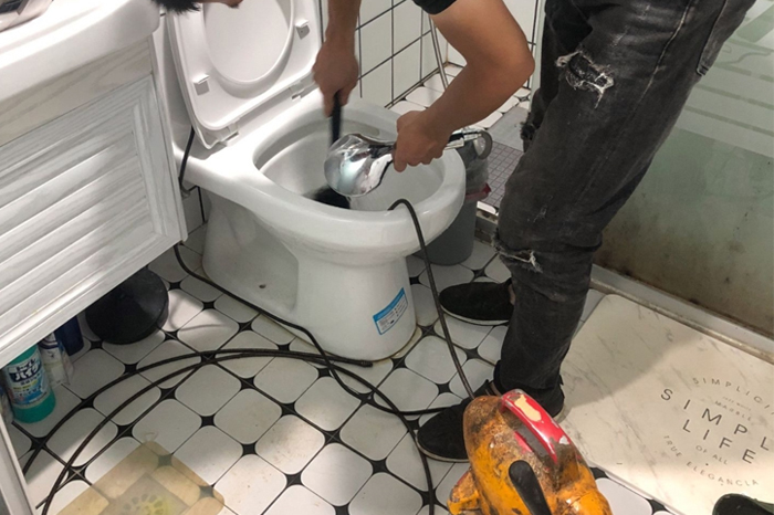 永登马桶堵塞自己疏通还是找师傅？专业上门服务让你省时更省心